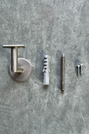 Borstat stålbeslag för ledstång