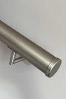 Borstat stålbeslag för ledstång