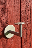 Borstat stålbeslag för ledstång