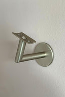 Borstat stålbeslag för ledstång