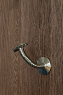 Borstat stålbeslag för ledstång