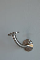 Borstat stålbeslag för ledstång