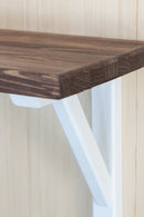 Vitmålad klassisk konsol för hyllplan