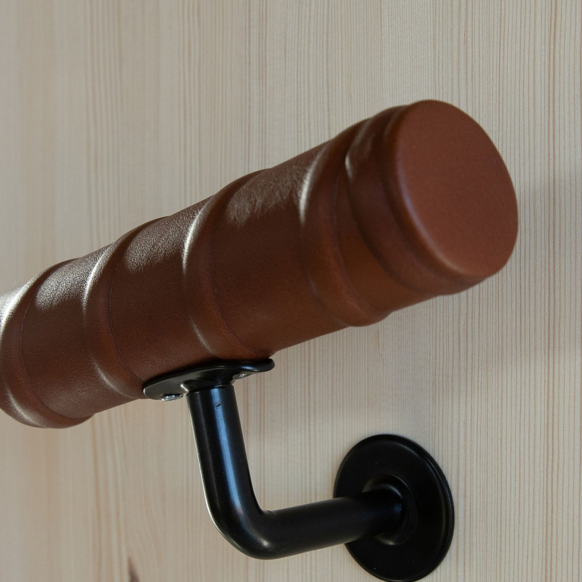 Ledstång – Rund, Läderlindad, Mörkbrun (8680)